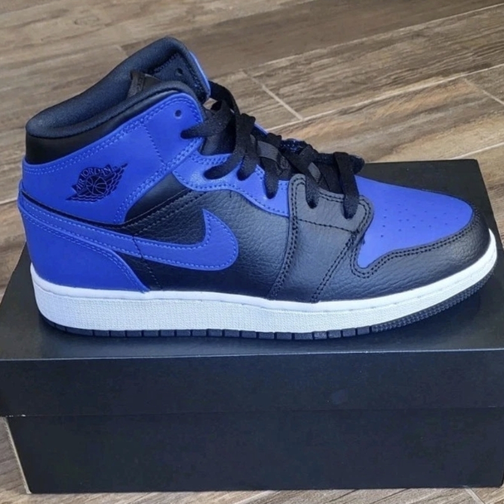 Air Jordan 1 Mid Hyper Royal GS, Big kid 6 Youth, 7.5 Women's